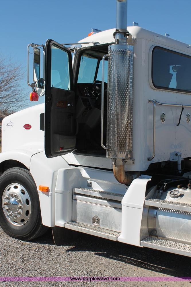 image for item H8279 2006 Peterbilt 385 semi truck
