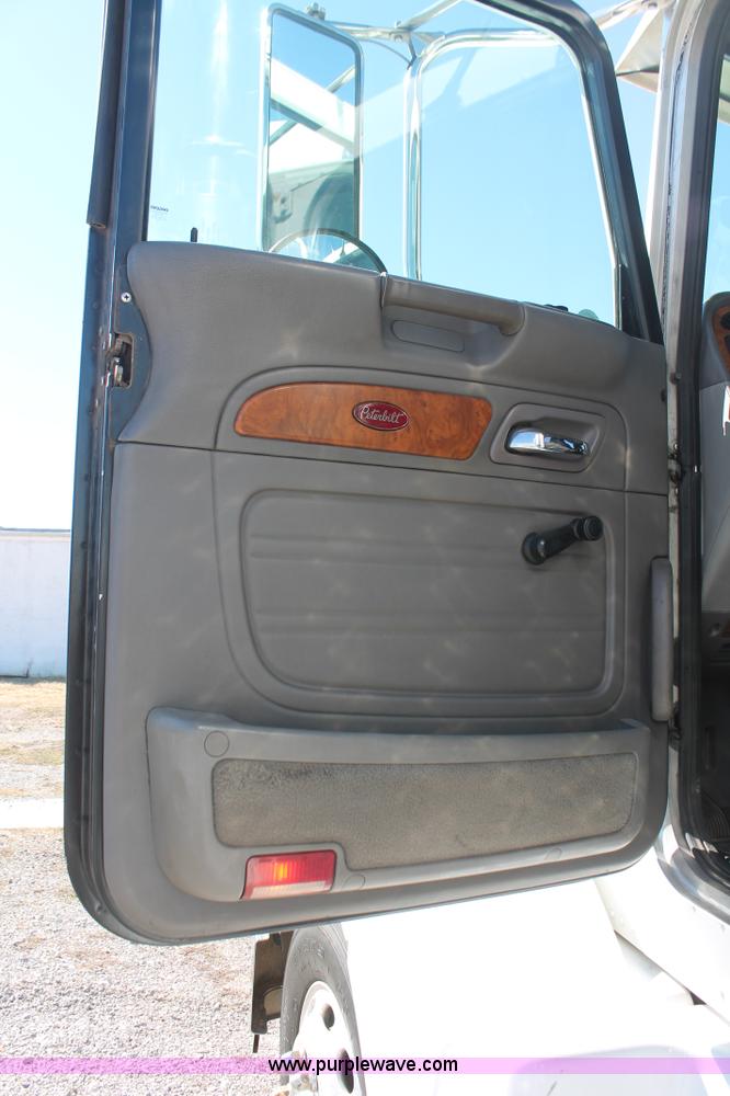 image for item H8279 2006 Peterbilt 385 semi truck