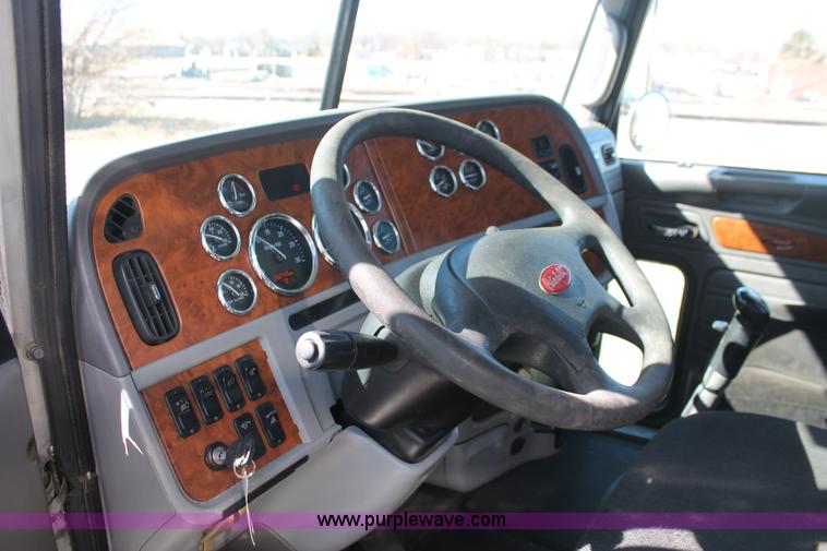 image for item H8279 2006 Peterbilt 385 semi truck