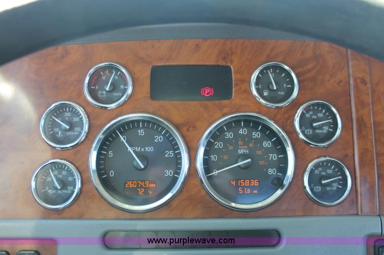 image for item H8279 2006 Peterbilt 385 semi truck