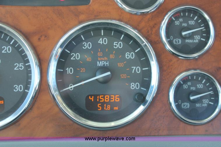 image for item H8279 2006 Peterbilt 385 semi truck