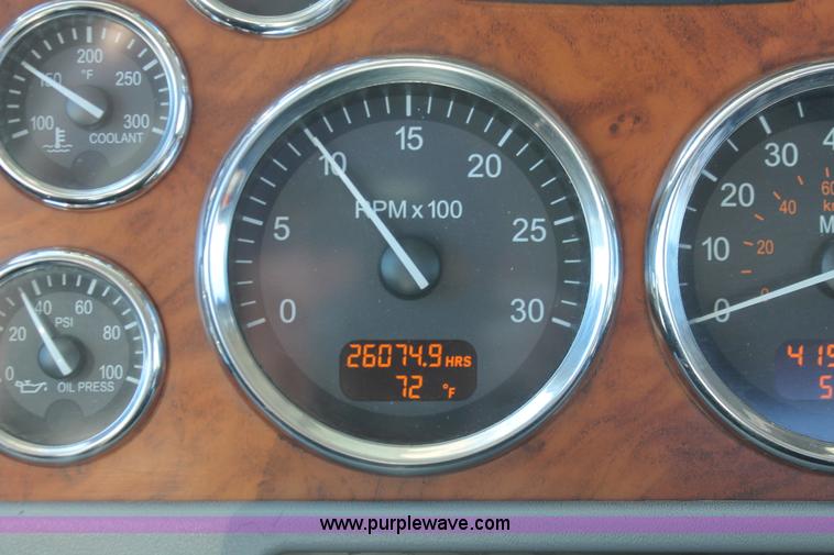 image for item H8279 2006 Peterbilt 385 semi truck