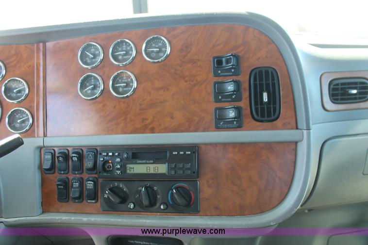 image for item H8279 2006 Peterbilt 385 semi truck
