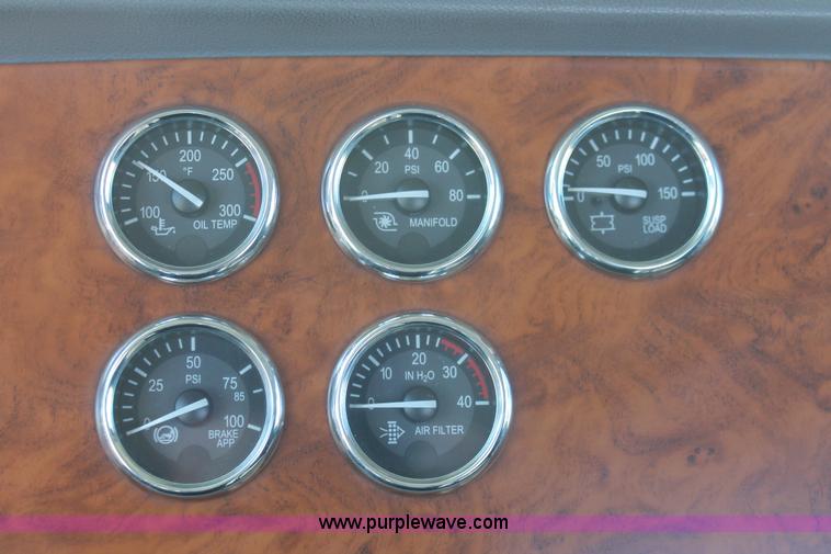 image for item H8279 2006 Peterbilt 385 semi truck