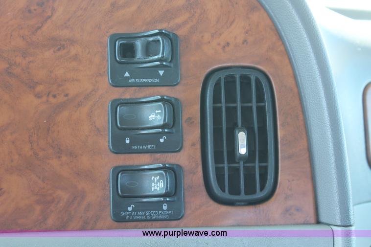 image for item H8279 2006 Peterbilt 385 semi truck