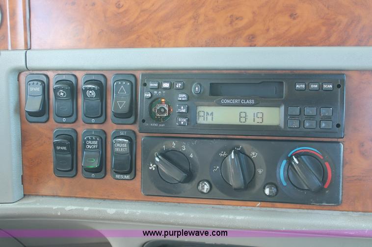 image for item H8279 2006 Peterbilt 385 semi truck