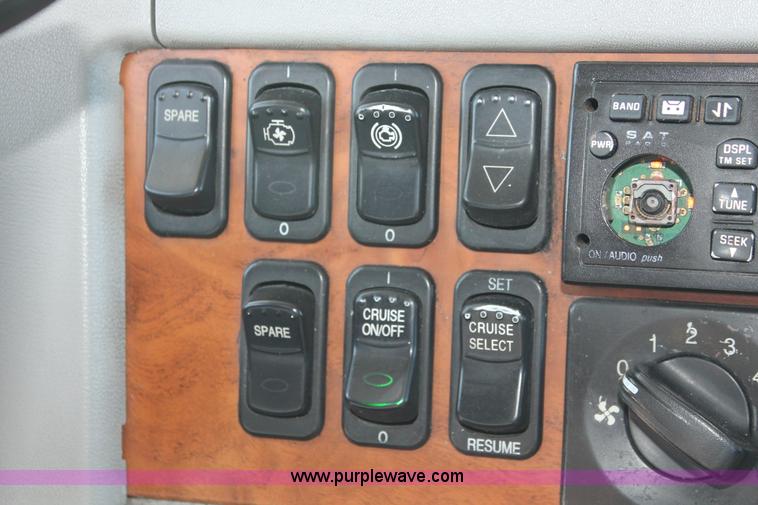 image for item H8279 2006 Peterbilt 385 semi truck