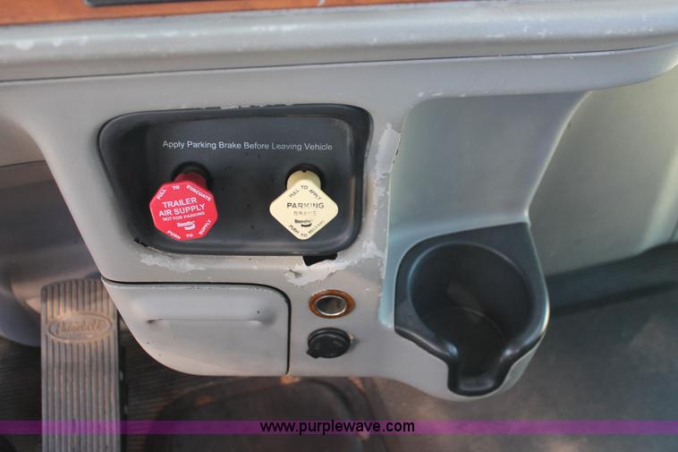 image for item H8279 2006 Peterbilt 385 semi truck