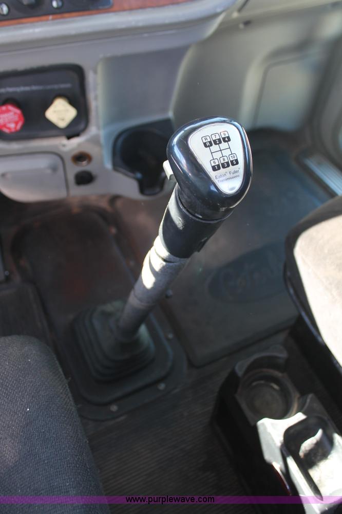 image for item H8279 2006 Peterbilt 385 semi truck