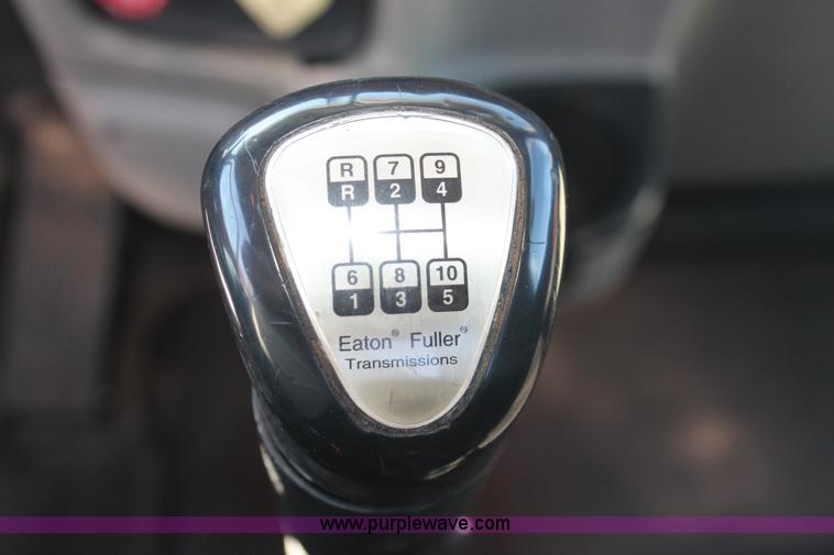 image for item H8279 2006 Peterbilt 385 semi truck