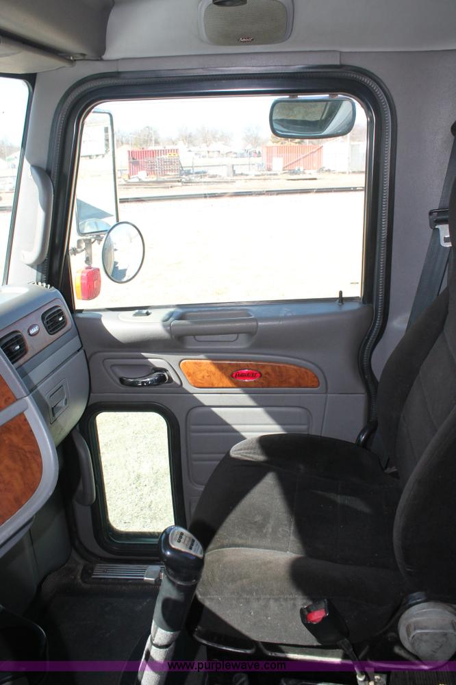 image for item H8279 2006 Peterbilt 385 semi truck