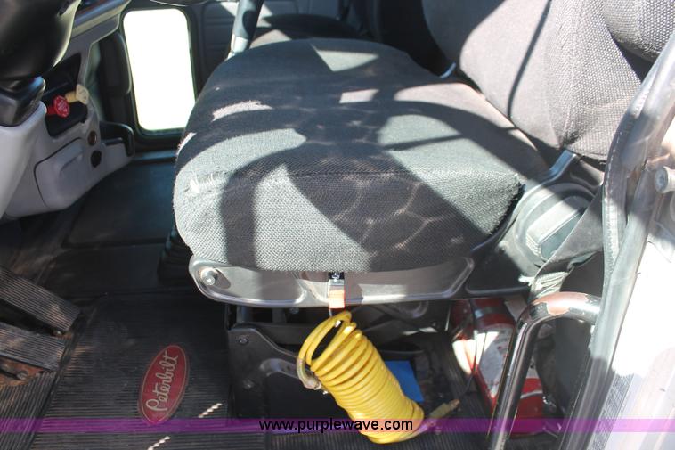 image for item H8279 2006 Peterbilt 385 semi truck