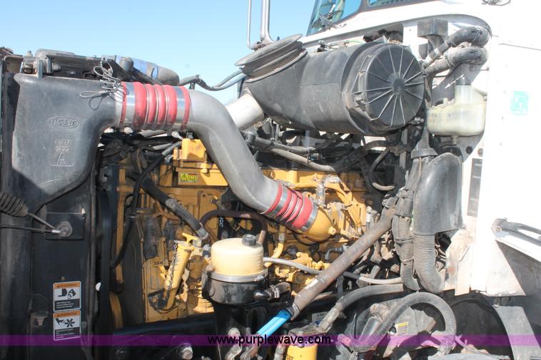 image for item H8279 2006 Peterbilt 385 semi truck