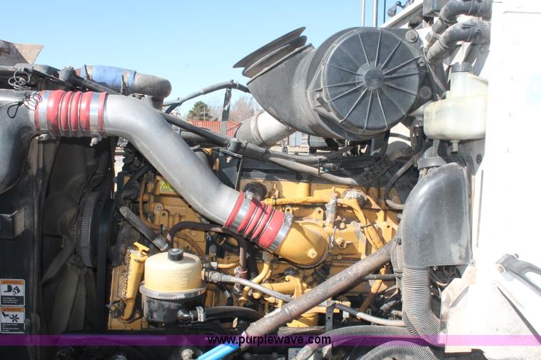 image for item H8279 2006 Peterbilt 385 semi truck