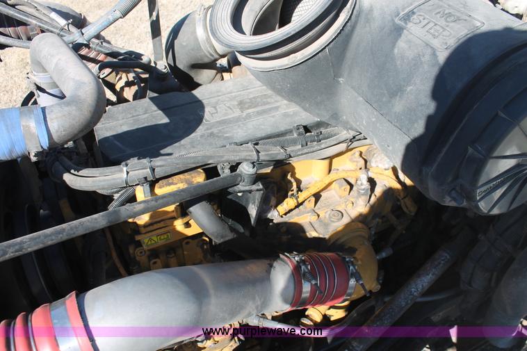 image for item H8279 2006 Peterbilt 385 semi truck