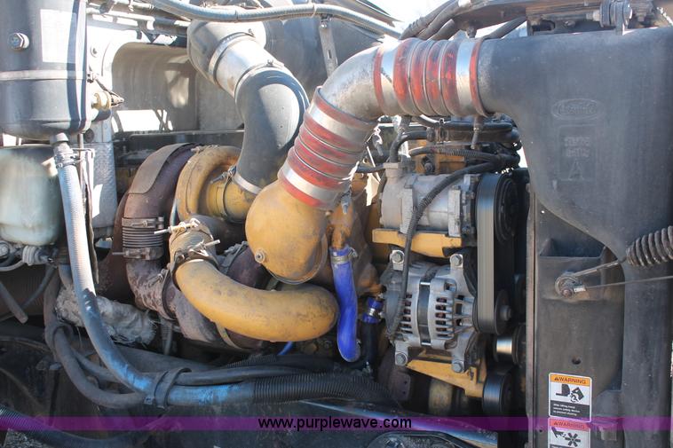 image for item H8279 2006 Peterbilt 385 semi truck