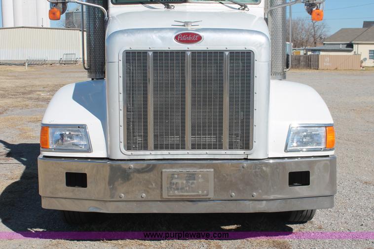 image for item H8279 2006 Peterbilt 385 semi truck