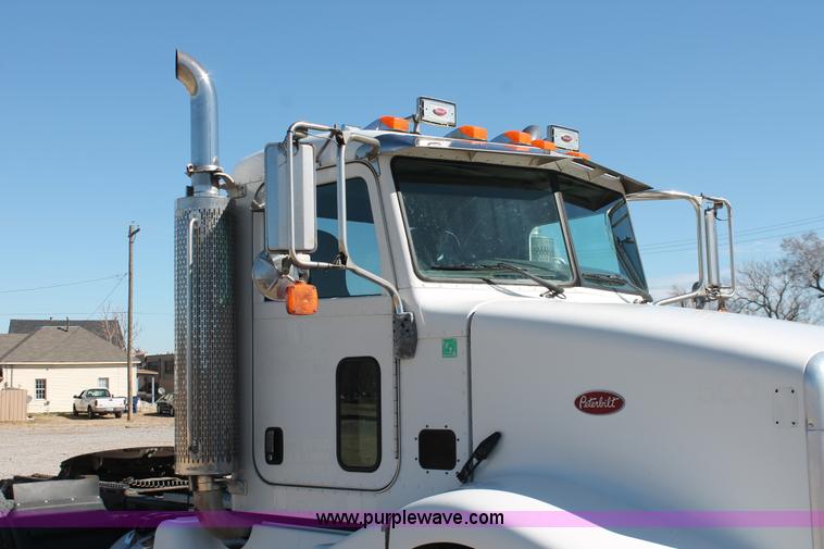 image for item H8279 2006 Peterbilt 385 semi truck