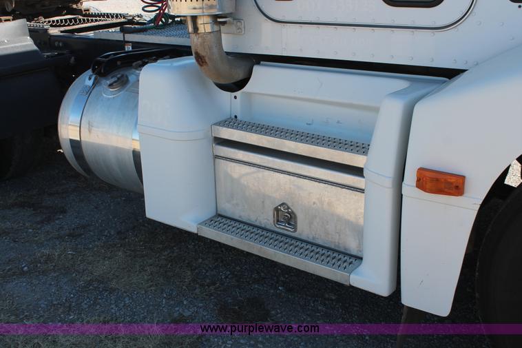 image for item H8279 2006 Peterbilt 385 semi truck
