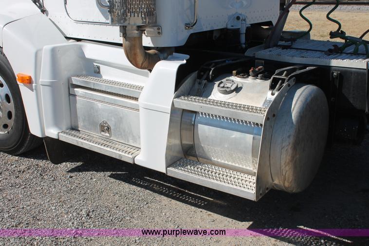 image for item H8279 2006 Peterbilt 385 semi truck