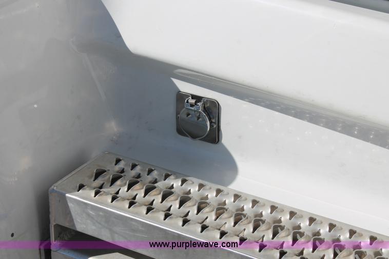 image for item H8279 2006 Peterbilt 385 semi truck