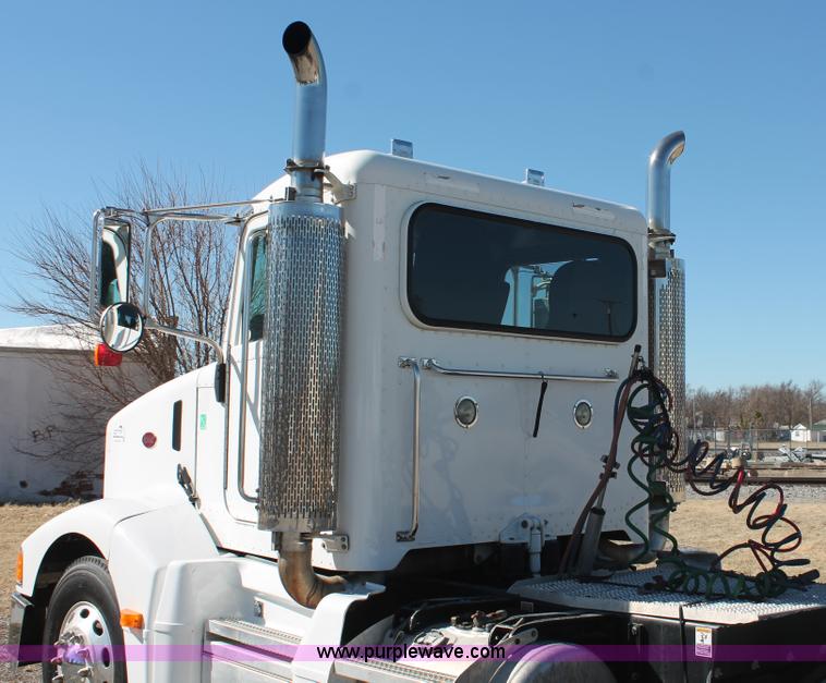 image for item H8279 2006 Peterbilt 385 semi truck