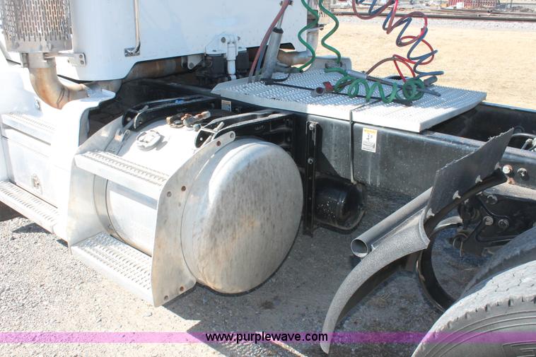 image for item H8279 2006 Peterbilt 385 semi truck