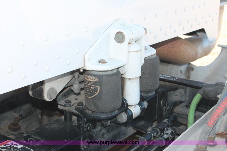 image for item H8279 2006 Peterbilt 385 semi truck