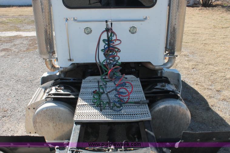 image for item H8279 2006 Peterbilt 385 semi truck