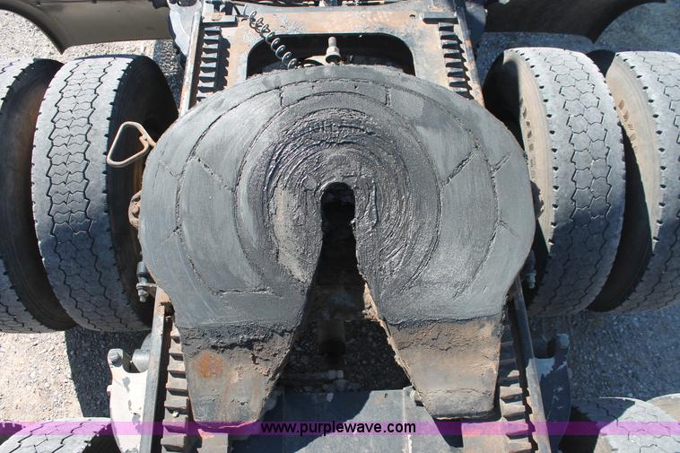 image for item H8279 2006 Peterbilt 385 semi truck