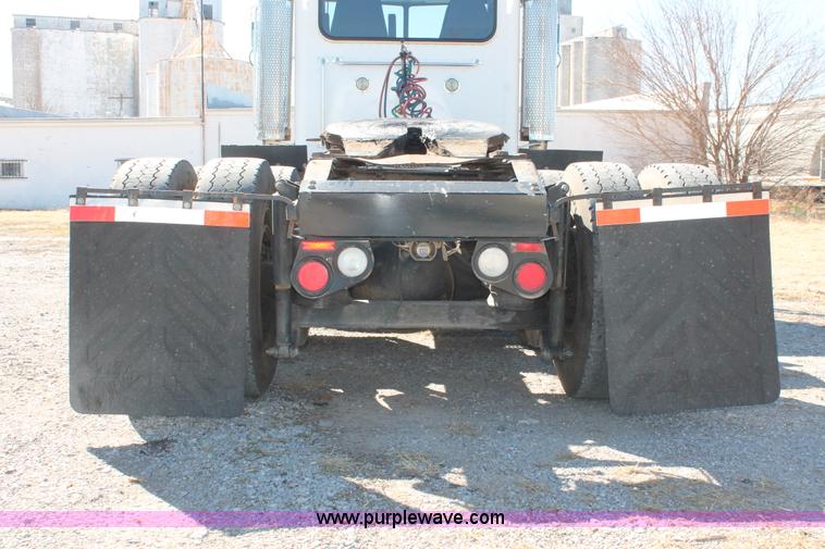 image for item H8279 2006 Peterbilt 385 semi truck