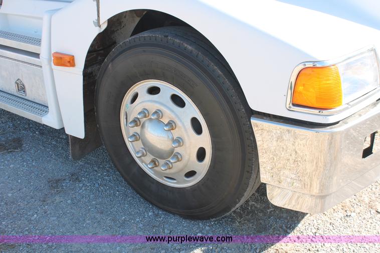 image for item H8279 2006 Peterbilt 385 semi truck