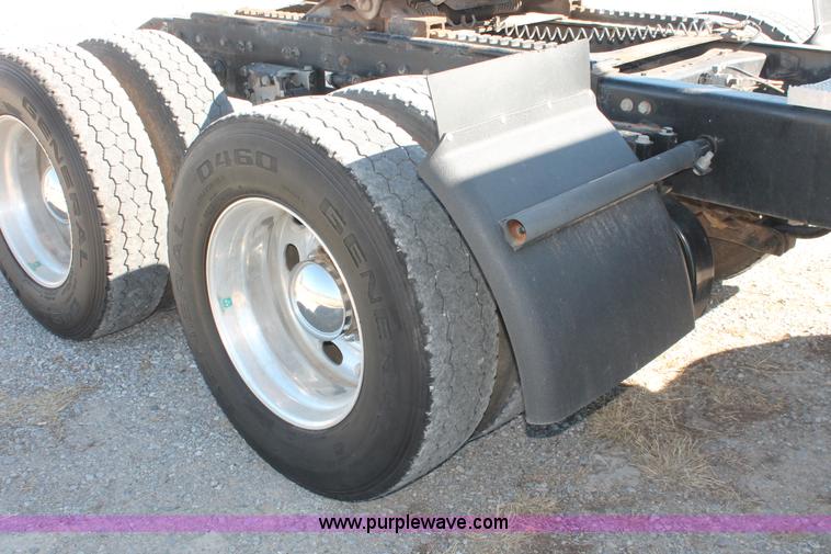 image for item H8279 2006 Peterbilt 385 semi truck