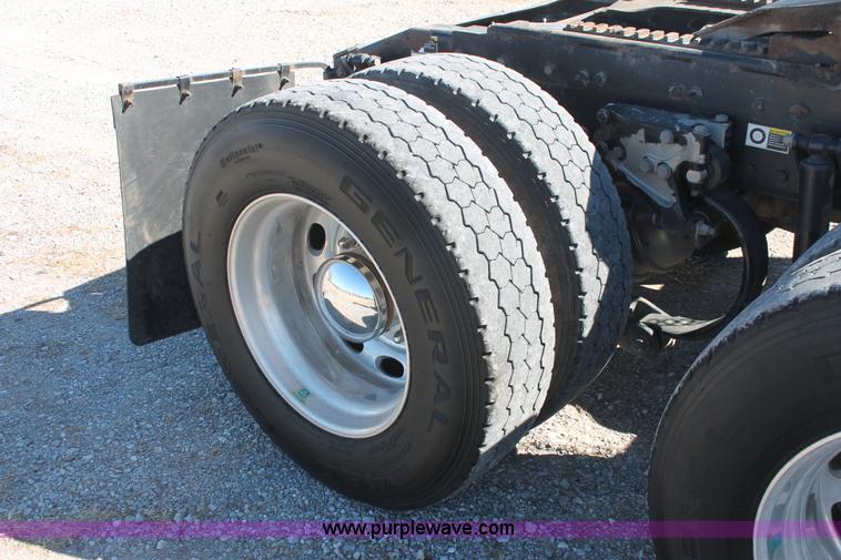 image for item H8279 2006 Peterbilt 385 semi truck