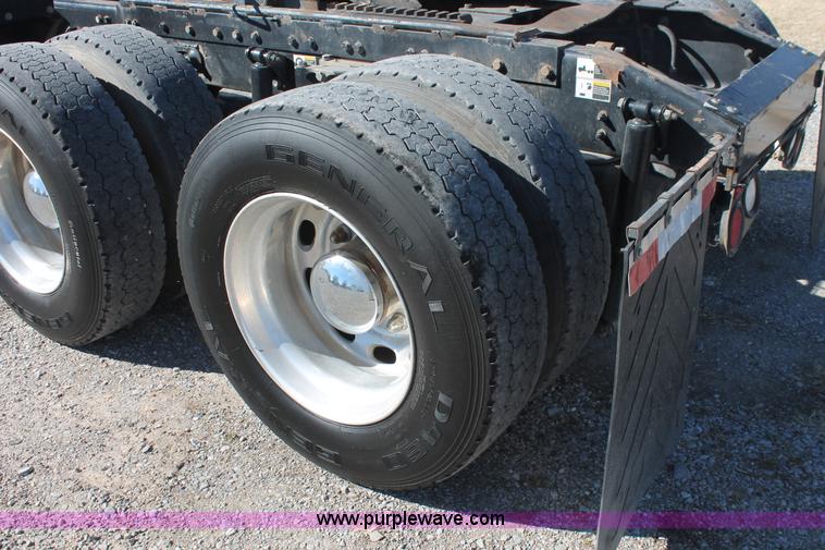 image for item H8279 2006 Peterbilt 385 semi truck