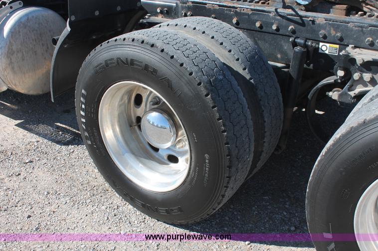 image for item H8279 2006 Peterbilt 385 semi truck