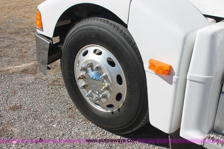 image for item H8279 2006 Peterbilt 385 semi truck