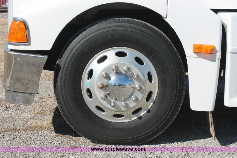 image for item H8279 2006 Peterbilt 385 semi truck