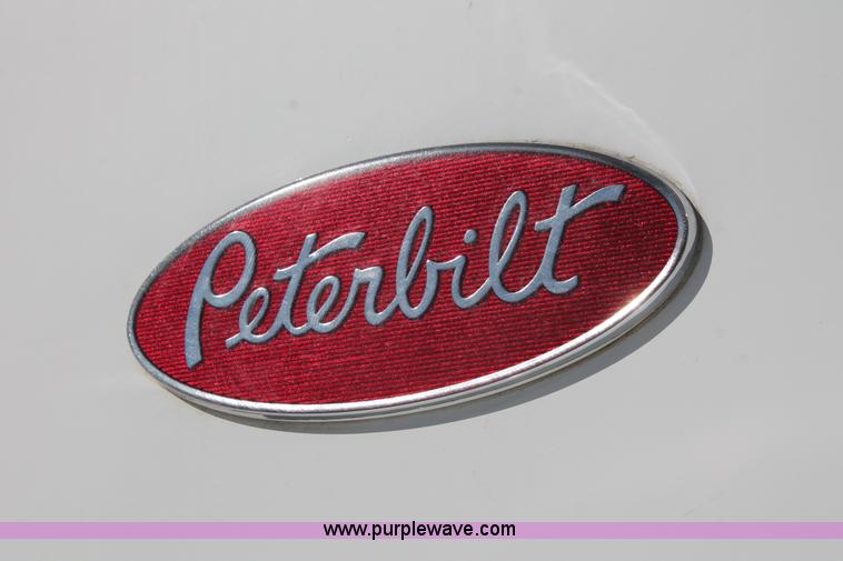 image for item H8279 2006 Peterbilt 385 semi truck