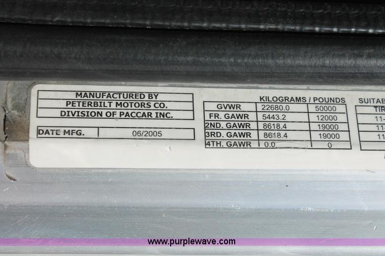 image for item H8279 2006 Peterbilt 385 semi truck