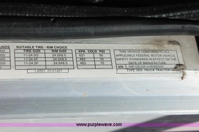 image for item H8279 2006 Peterbilt 385 semi truck