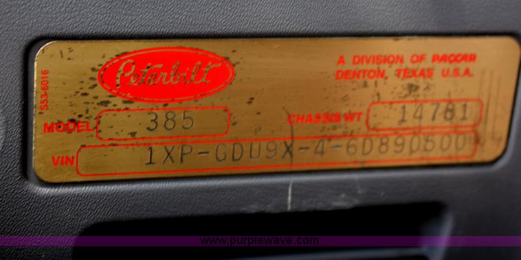 image for item H8279 2006 Peterbilt 385 semi truck