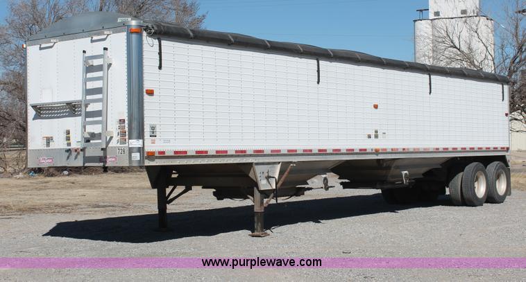 image for item H8280 2007 Wilson DWH550 Pace Setter double hopper bottom grain trailer