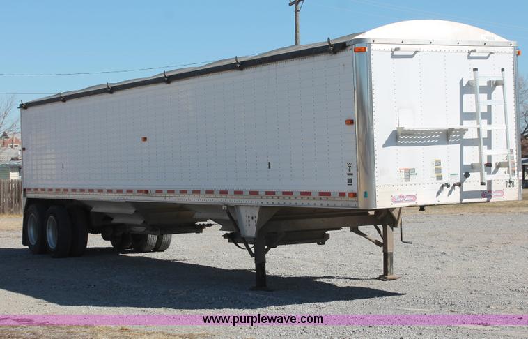 image for item H8280 2007 Wilson DWH550 Pace Setter double hopper bottom grain trailer