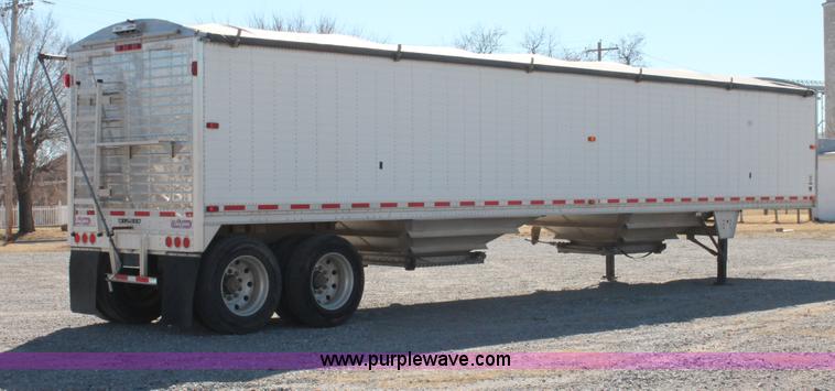 image for item H8280 2007 Wilson DWH550 Pace Setter double hopper bottom grain trailer