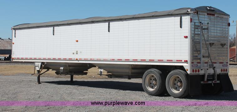image for item H8280 2007 Wilson DWH550 Pace Setter double hopper bottom grain trailer