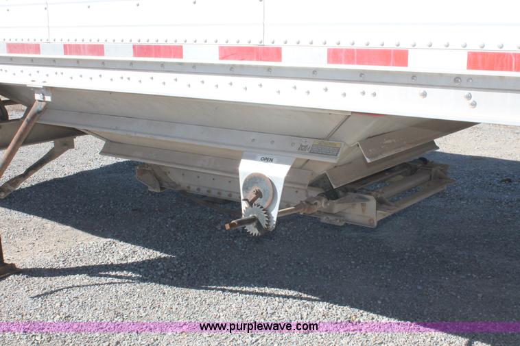 image for item H8280 2007 Wilson DWH550 Pace Setter double hopper bottom grain trailer