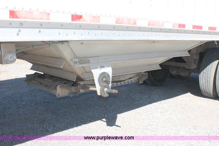 image for item H8280 2007 Wilson DWH550 Pace Setter double hopper bottom grain trailer