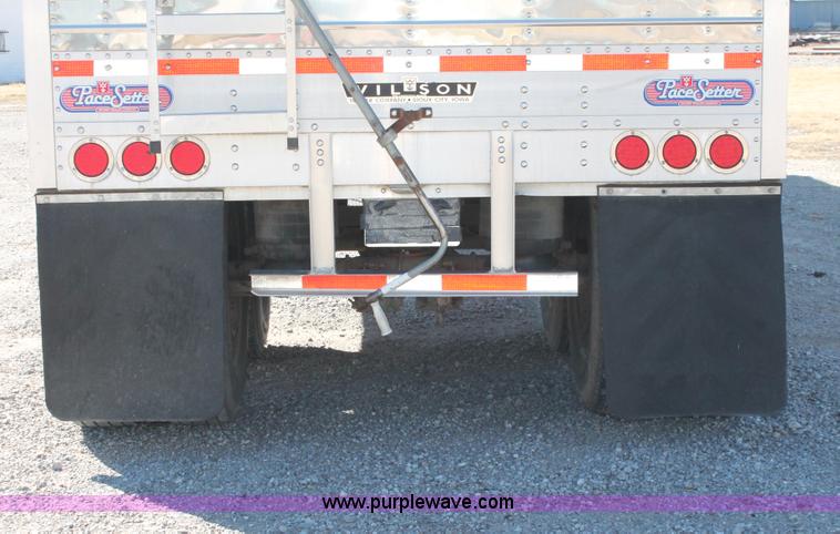 image for item H8280 2007 Wilson DWH550 Pace Setter double hopper bottom grain trailer