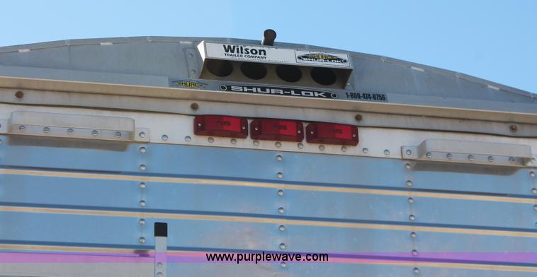 image for item H8280 2007 Wilson DWH550 Pace Setter double hopper bottom grain trailer